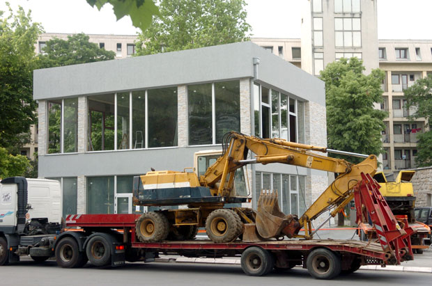 Почела демонтажа бесправног објекта на Новом Београду (ФОТО)